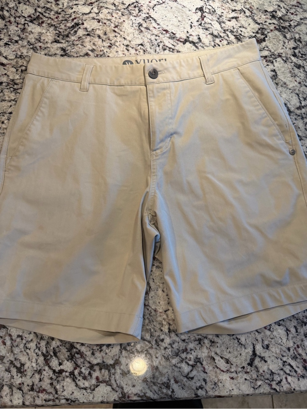 Vuori Men’s Khaki Flat Front Performance Shorts sz 32